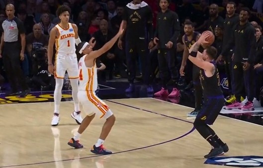 明星解说视频-解说员都喊“Luka Magic”！东契奇连续扔进3记三分 湖人轰21-2！