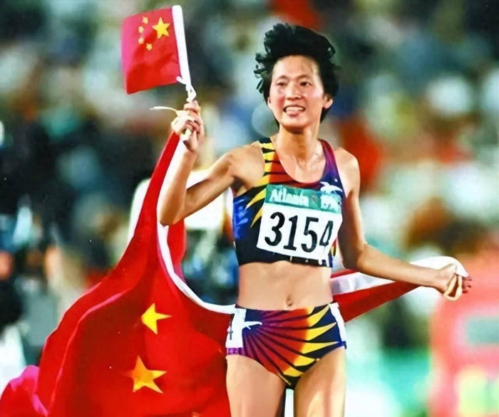 英雄-52岁王军霞现状曝光！退役移居美国，3个孩子3个爹，如今活成了这样|奥运会|马俊仁|黄天文|长跑|婚姻_新浪体育_新浪新闻